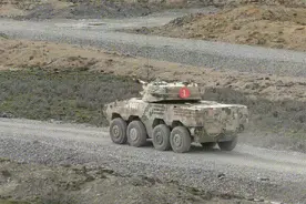 11式突击车高原演练运动射击！配超远射程弹药，5公里精确杀敌图片