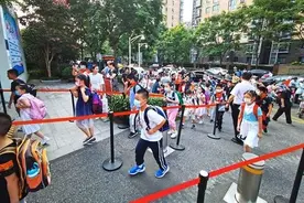 南京、杭州等地民办校学费大涨，优质学位供不应求，家长质疑主管部门“一年一个政策”图片