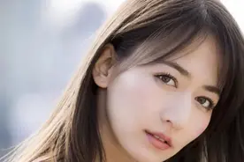 31岁混血美女宫河麻耶，拥有高挑纤细身材，4个动作练出完美翘臀图片