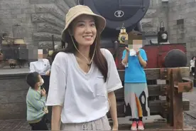 贾玲张小斐近照都变瘦！一同出游感情深厚，与素人亲密合影没架子图片