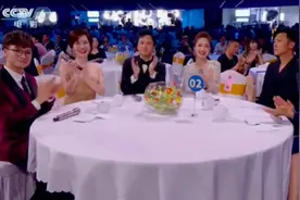 谢霆锋与王菲世纪同台！听到女友名字表情亮了，张柏芝罕见未更博图片