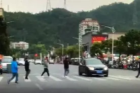 宝马司机见到斑马线有行人，直接从中间驶了过去，结果重考科目一！图片