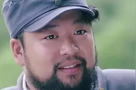 抗日神剧又出新套路？军长被称为主公，参谋长还拿着鹅毛扇图片