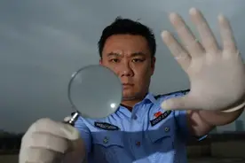 没人知道，地铁座椅下竟藏着一具尸体图片