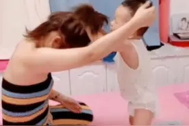 “超幼稚妈妈”意外走红，和2岁儿子打架直言：我凭什么让着你？图片