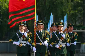 整齐划一，治愈强迫症！直击武警仪仗队员训练现场图片