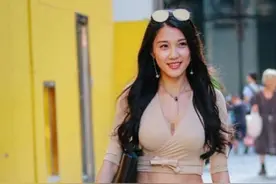 35岁美女教师故意让裤子“掉毛”，走起路来真拉风，出门总被搭讪图片