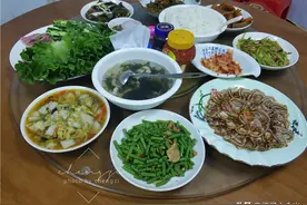 婆婆做的晚餐，荤素搭配，营养好吃又实惠，网友：典型东北人吃法图片