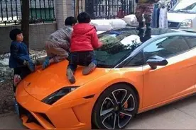 儿子抢别人鸡排吃，妈妈一旁帮腔护短，女孩的回答让妈妈后背发凉图片