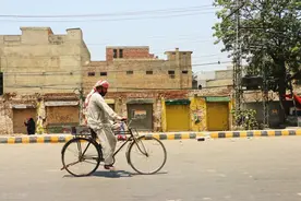 长见识！在巴基斯坦不要对女生做这个动作，做了就是在传达爱意图片