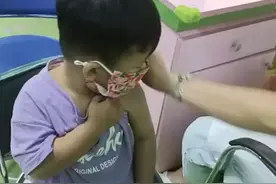 江苏一哥哥打疫苗跟屁虫弟弟非要打，护士小姐姐超配合给他打假针图片