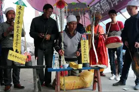 “哈儿”葬父——在生不孝，死了当黄牛叫(民间真实故事)图片