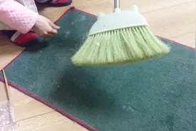 地毯脏了不用愁，塑料瓶做把小刷子，头发丝和脏东西统统一扫光视频封面