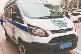 闪灯压双实线狂奔，竟是无资质急救车图片
