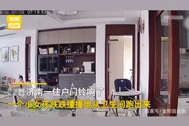 山东：门铃响妈妈没听见，宝宝裤子没提就跑去开门！画面让人笑哭图片