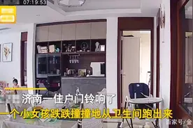山东：门铃响妈妈没听见，宝宝裤子没提就跑去开门！画面让人笑哭图片