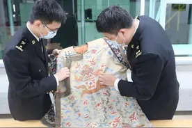清代龙袍当女装入境，海关一查一个准，网友疑惑：送回国也算走私图片