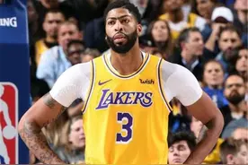 NBA安东尼戴维斯1461㎡老房，厨房双岛台，百平客厅惹人羡图片