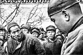 地主诈死装鬼，掐住村民脖子，村民纳闷：鬼在月下有影子？图片