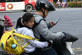 骑电动车接娃被罚，车主：设计后座，为什么不能载人？有回复了图片