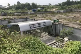 中国2座孤独地铁站，一个在悬崖下和山头上，一个在荒凉的农田里图片