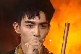 金鹰节尴尬无滤镜：宋威龙油光满脸痘，宋茜战袍翻车身材一败涂地图片