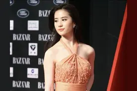 刘亦菲不走尤物路线，但穿挂脖连衣裙配长卷发超美，有心动的感觉图片
