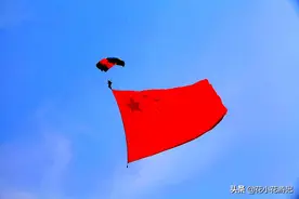 跳伞表演，空中飞舞着彩虹、金龙和仙女图片
