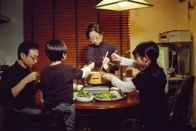 判断一个男人以后穷，还是富，看他如何吃饭就知道了图片