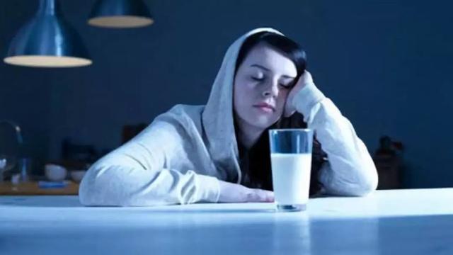 睡个好觉太难了！旺旺、蒙牛推出“助眠饮料”，但真的有用吗？