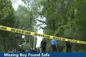 自闭症男童走丢, 当警察找到孩子时, 发现2忠犬全程在身旁守护!图片