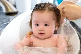 宝宝洗澡的表现暗示将来性格，如果是第一种，恭喜你有聪明宝宝图片