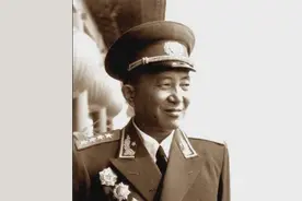 54年毛主席视察杭州，罗瑞卿魂不守舍4个小时，毛主席：你慌啥？图片