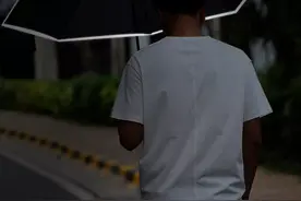 高颜值机械自动伞，晴雨两用带反光条设计，关键还便宜到让你咋舌图片