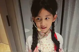 孙莉晒7岁小女儿近照，穿旗袍化淡妆宛如大家闺秀，比多多还早熟图片