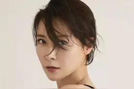她是红三代出身，上台就敢双手捏郭德纲的脸，今48岁感情走向成谜图片