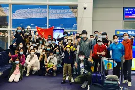 45小时穿越疫情与暴乱，两留美高中生艰难回国路，厦航主动延误只为“中国同胞一个不能落”图片