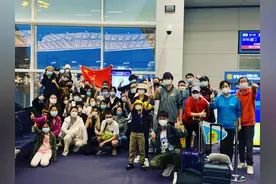 96名中国乘客回国航班一波三折；45小时穿越疫情与暴乱，两中国高中留美学生的艰难回国路图片