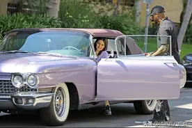 肯达尔·詹娜对贾斯汀·比伯交流，看看明星们开着多昂贵的车图片