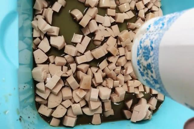 火腿肠也能钓鱼吗？用白酒、红糖、氨基酸水泡制后，有效果