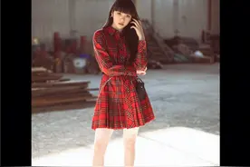 一起跟着明星学穿搭：朋克马丁靴，在温柔的春季也能酷感十足图片