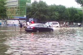 患难见真情：暴雨中丈夫为了救妻子，不顾危险来到了现场深情相拥图片