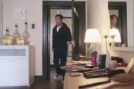 老爸当家：大清早的老爸闯进女儿房间，把他们吓坏了视频封面