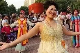 大姐穿2000个避孕套制作的连衣裙站立广场，只为宣传预防艾滋病！图片