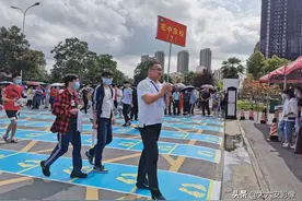 安徽六安：毛中东校区考生戴口罩、量体温，有序熟悉考场图片