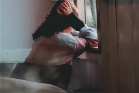 我提前返程复工，迫不及待要给妻子惊喜，结果卧室却走出一个男人图片