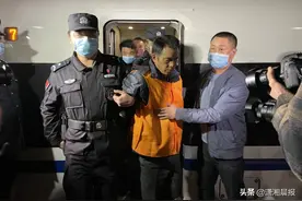 公安部A级通缉犯张承禹被押解回长，戴着手铐脚镣，民警：“明年不用到桑植过年了！”图片