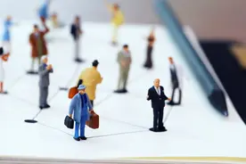 退休了，为什么我们至少要半年后，才能拿到退休金呢？图片