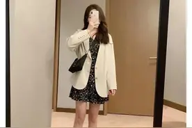 通勤搭配春装小西装+俏皮连衣裙，温柔又知性图片