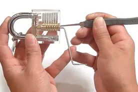 专业开锁公司常用方法，一学就会，被关在门外再也不用砸锁了图片